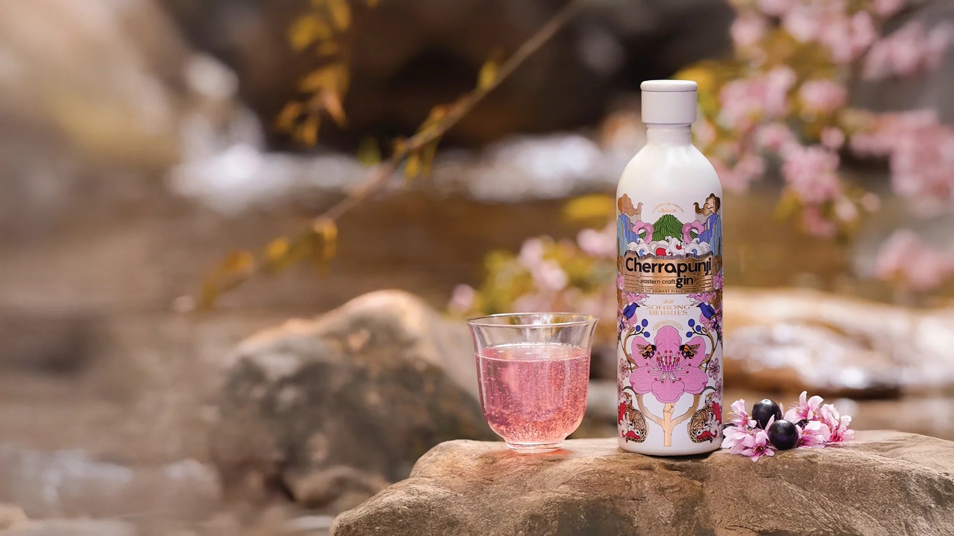 Cherrapunji Eastern Craft Gin in einer 100% recycelbaren Edelstahlflasche.